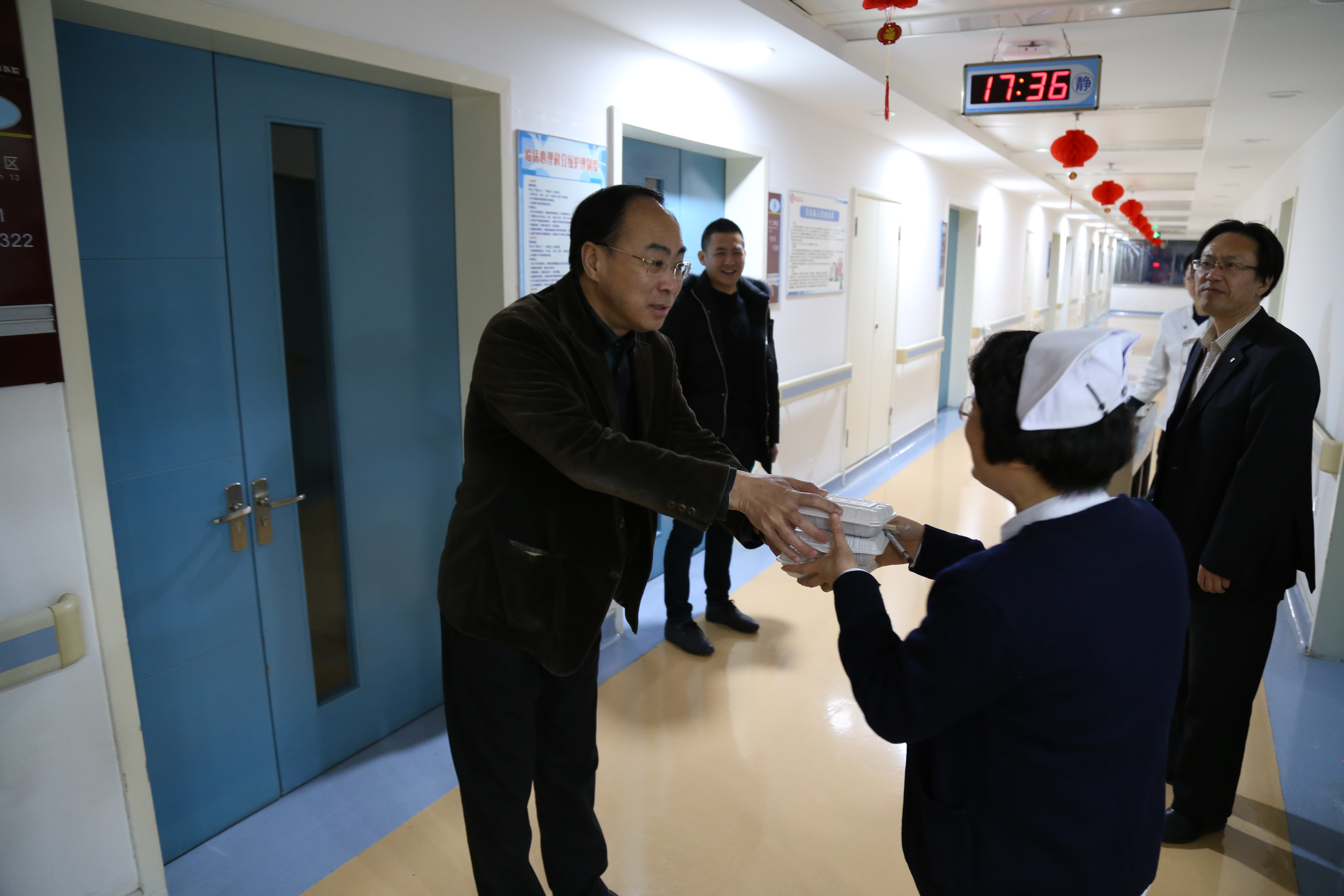 经区医院院长唐承为值班人员送饺子